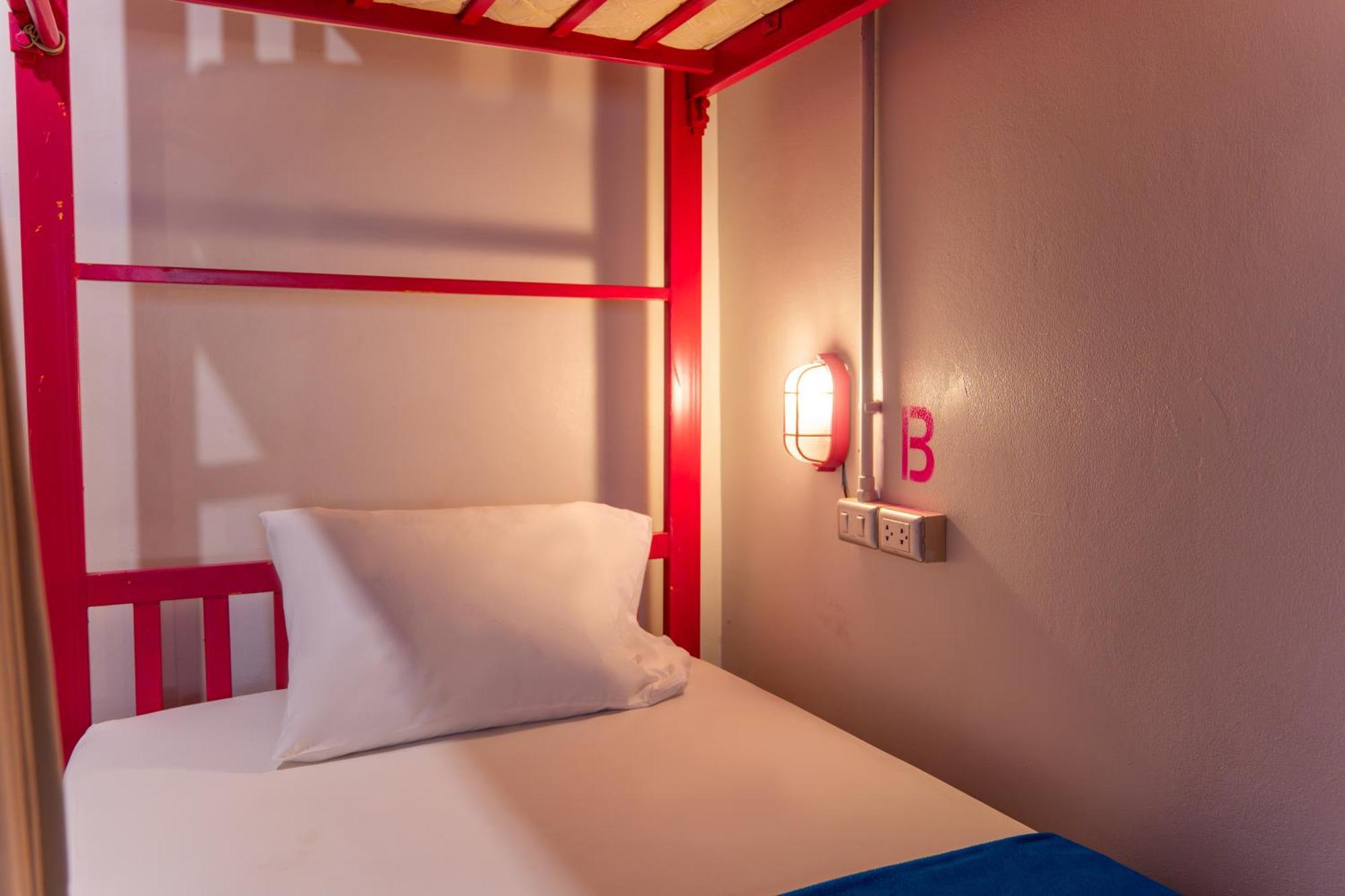 Slumber Surf Phuket Kata Vandrarhem Exteriör bild