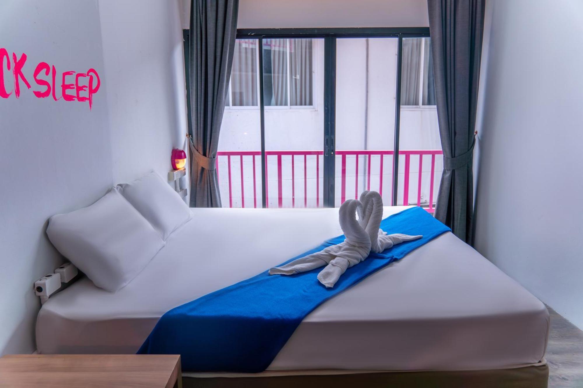 Slumber Surf Phuket Kata Vandrarhem Exteriör bild