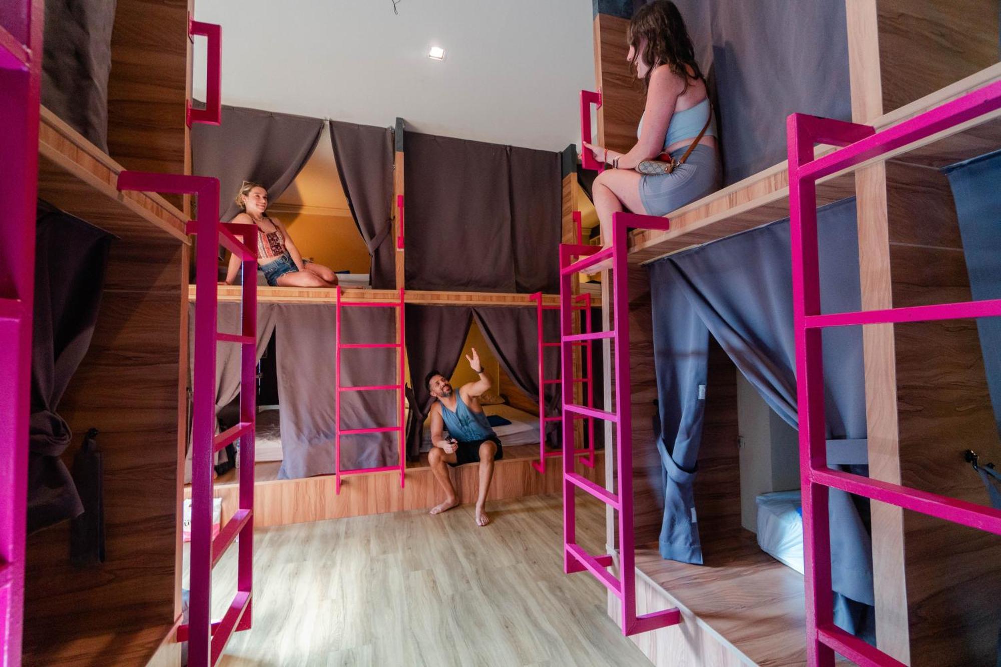 Slumber Surf Phuket Kata Vandrarhem Exteriör bild